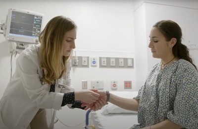 Кодирование Аквилонг в Бердске Врач держит пациентку за руку