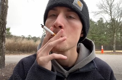 Лечение зависимости от табакокурения в Бердске Мужчина с сигаретой делает затяжку