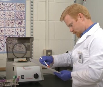 Клиника лечения наркозависимости в Бердске Врач в кабинете клиники