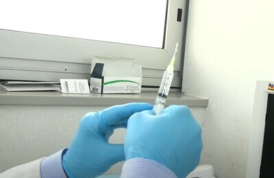 Проведение кодирования Вивитролом в Бердске Шприц с Вивитролом в руках у врача